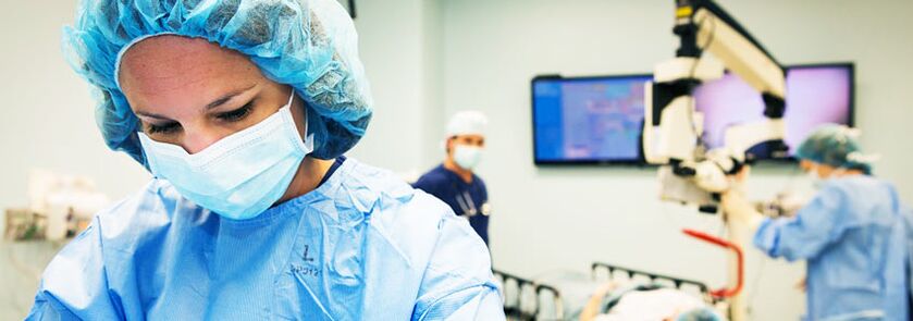 Cirurgiões realizando cirurgia plástica para aumento de mama