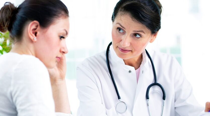 Um médico orienta a paciente sobre as indicações para mamoplastia de aumento.