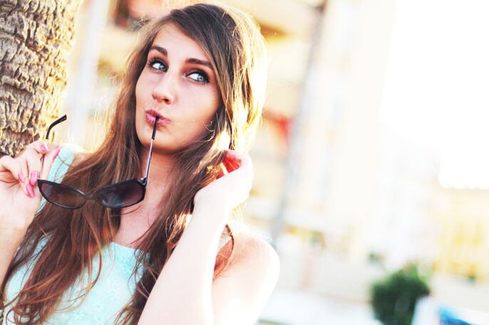 Uma menina está pensando se deveria fazer uma cirurgia plástica para aumentar os seios.